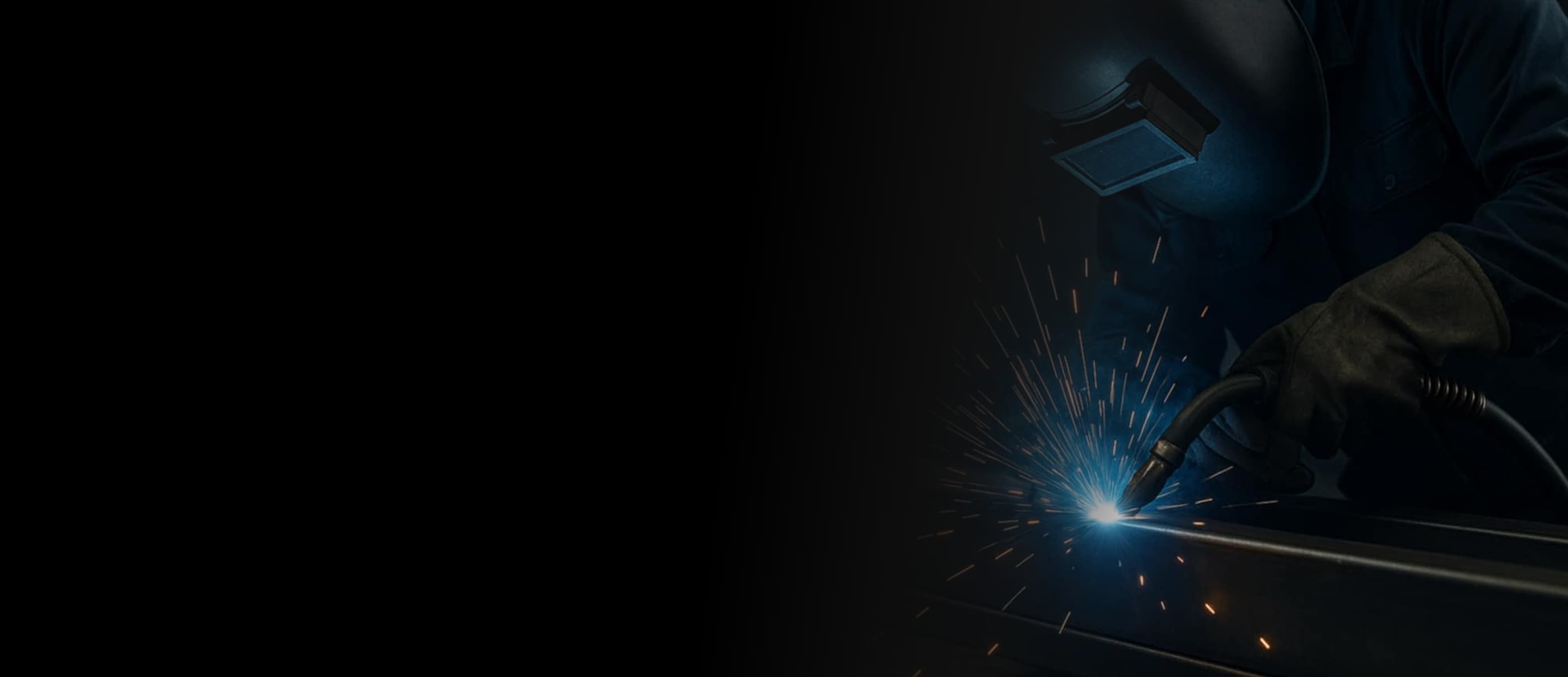 Zdjęcie pracownika REM-MET podczas spawania wygrodzeń bezpieczeństwa.